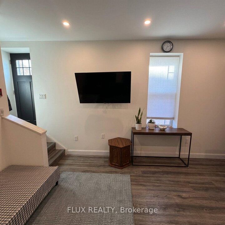 Property Photo:  195 Waterloo Street S 14  ON N5A 4B6 
