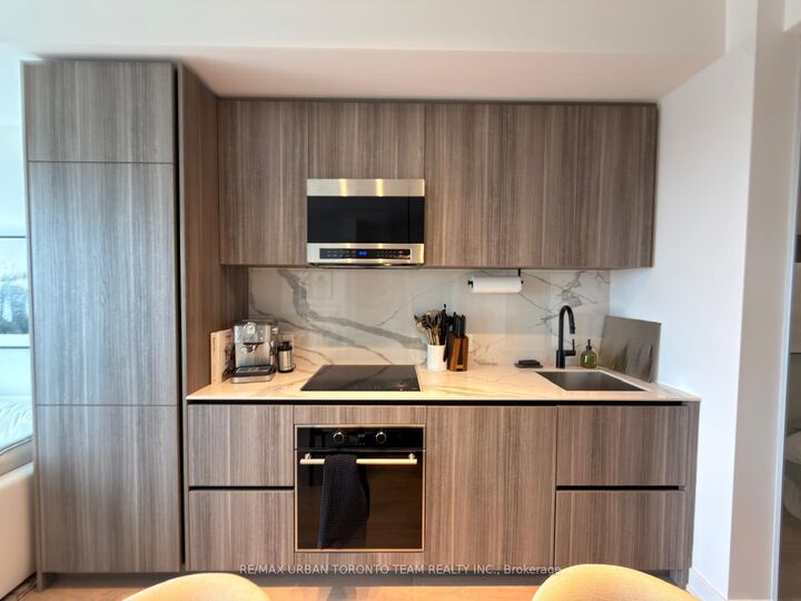 Property Photo:  127 Broadway Avenue 3013  ON M4P 1V4 