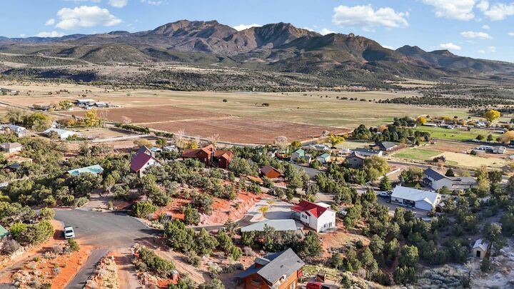 Property Photo: 328 E Hillcrest Cir UT 84722