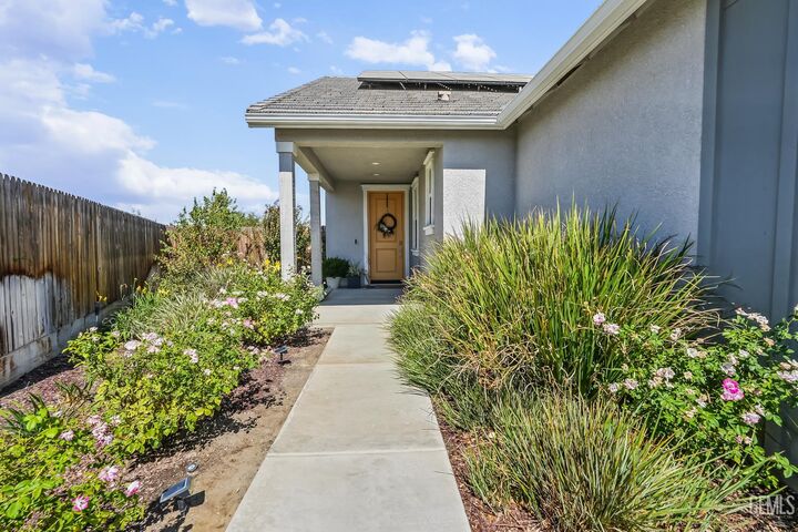 Property Photo:  203 Ondarroa Court  CA 93314 