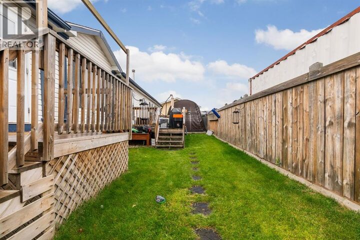 Property Photo:  204 Elm Street  AB T9K 0K1 