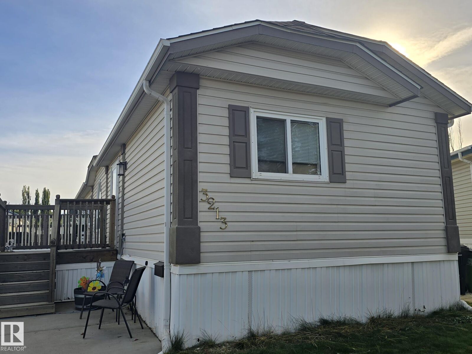 Property Photo:  3213 Lakewood Close NW  AB T5S 1T5 
