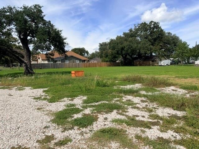 Property Photo:  510 Hinken  TX 77531 