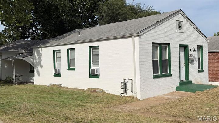 Property Photo:  835 Elias Avenue  MO 63147 