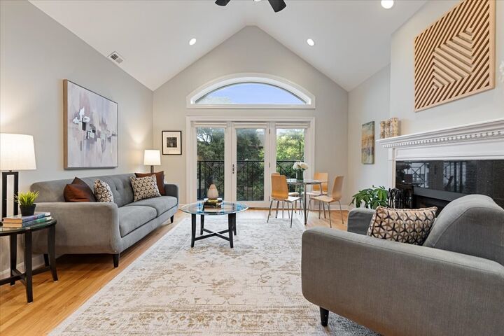 Property Photo: 3223 N Clifton Avenue 3N IL 60657