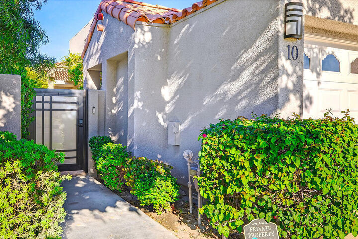 Property Photo:  10 Colonial Drive  CA 92270 
