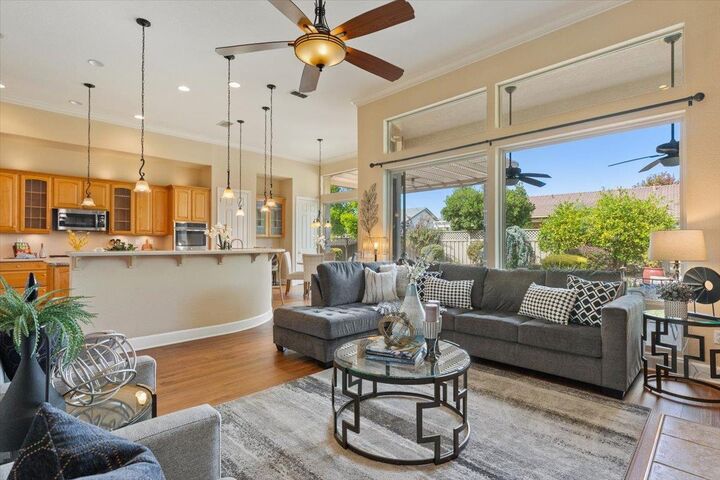 Property Photo: 112 Lakefield Court CA 95648