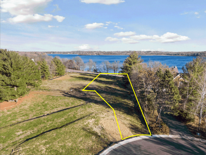 Property Photo:  3921X White Oak Lane  MN 55331 