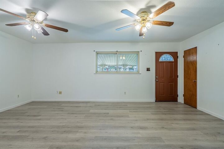 Property Photo:  1105 Belle Street  TX 76022 