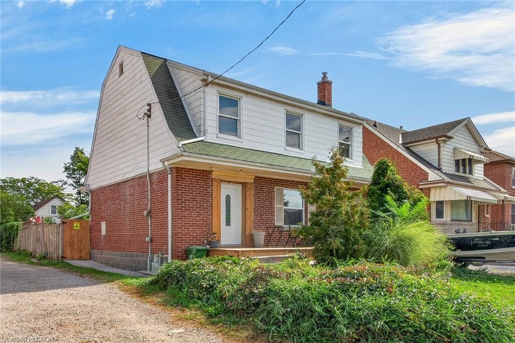Property Photo: 111 Kenilworth Avenue S ON L8K 2T2