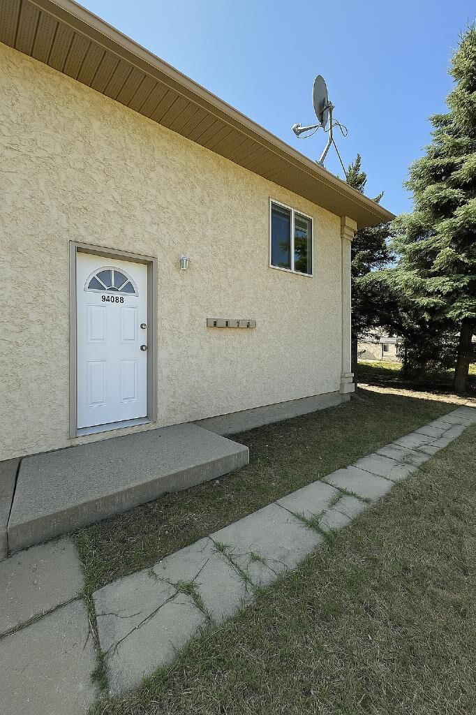 Property Photo:  9408 100 Avenue B  AB T8V 0S9 