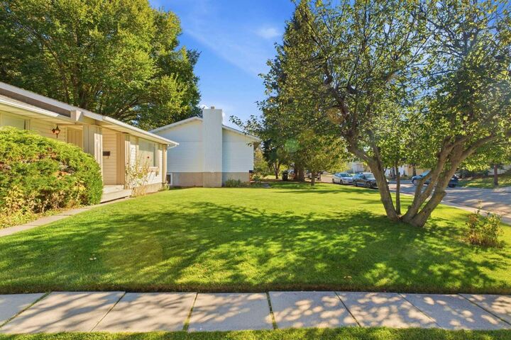 Property Photo:  340 Canniff Place SW  AB T2W 2L9 
