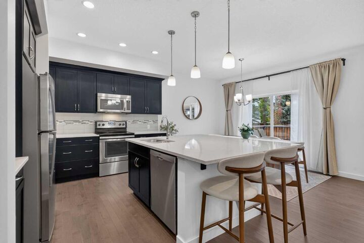 Property Photo:  684 Evanston Drive NW  AB T3P 0L3 