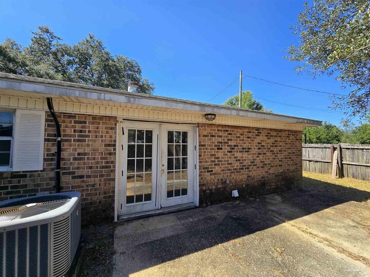 Property Photo: 1790 Abercrombie Rd FL 32563