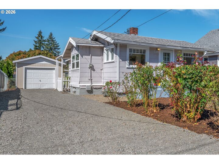 Property Photo:  10911 SE Myrtle St  OR 97222 