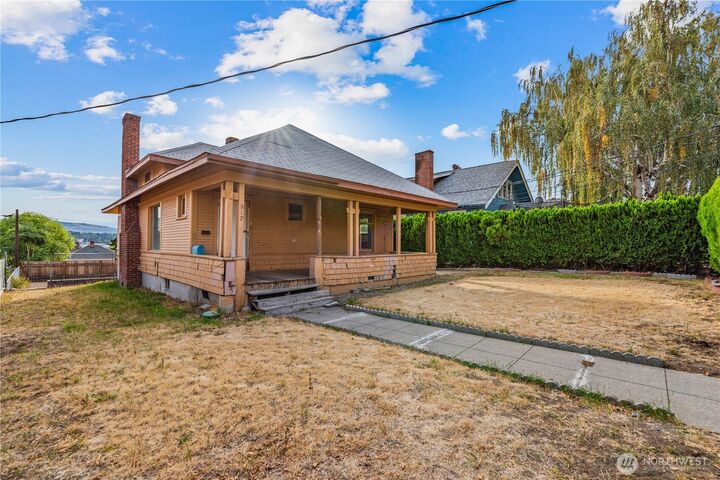 Property Photo: 517 Malaga Ave WA 98801