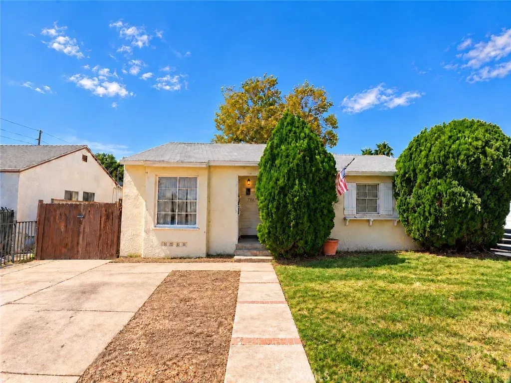 Property Photo:  7509 Kraft  CA 91605 