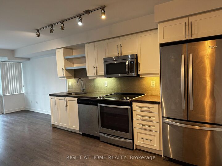 Property Photo:  525 Adelaide Street W 723  ON M5V 0N7 