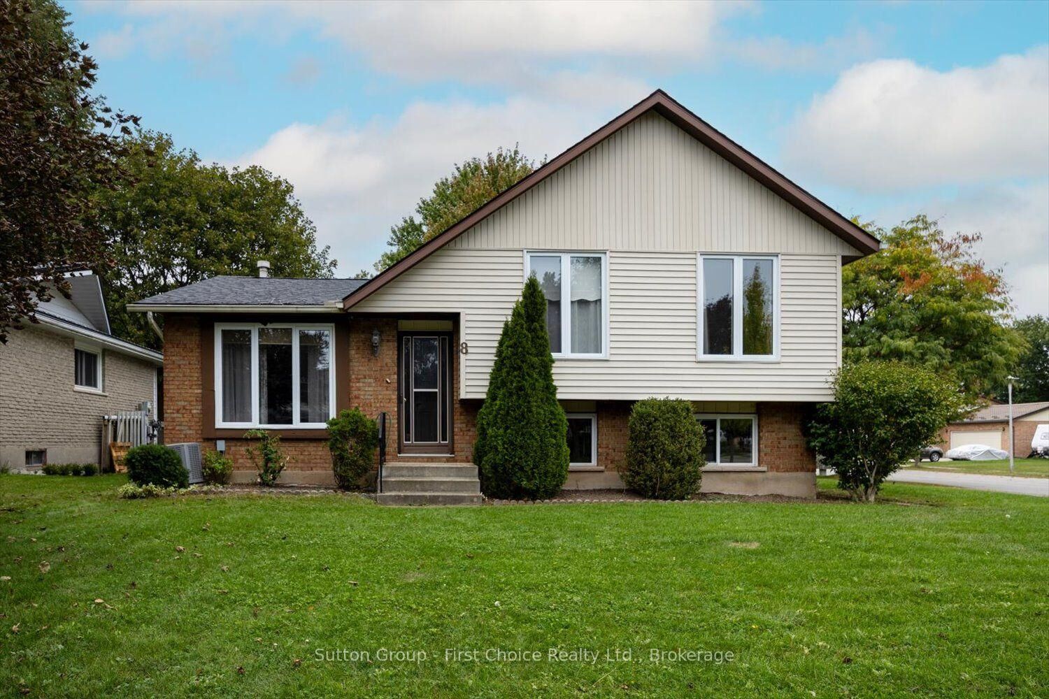 Property Photo:  8 Sargint Street  ON N5A 7E3 