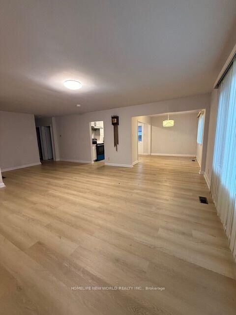 Property Photo:  2 Yewfield Crescent  ON M3B 2Y5 