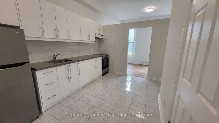 Property Photo:  172.5 Hunter Street W 11  ON K9H 2L2 
