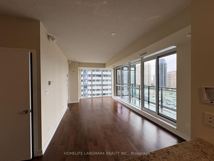 Photo de la propriété: 4070 Confederation Parkway 1002 ON L5B 0E9