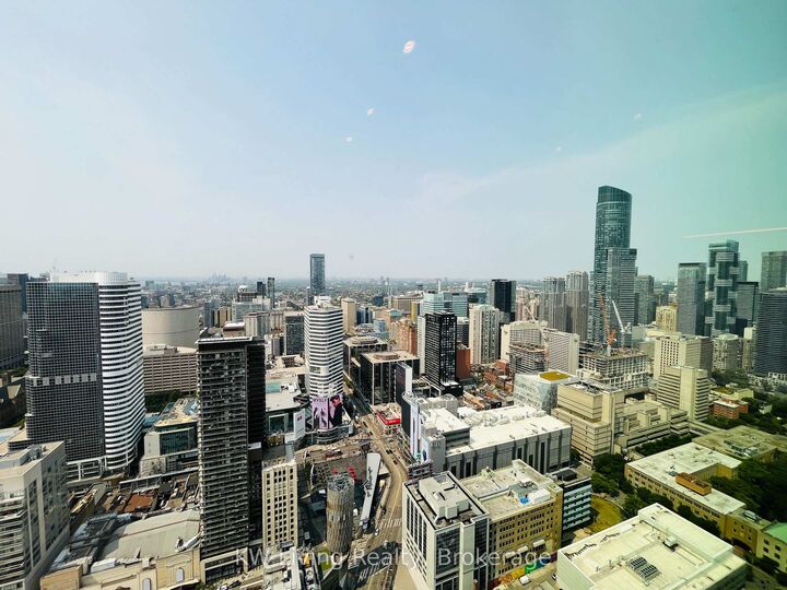 Property Photo:  252 Church Street 5702  ON M5B 0E6 