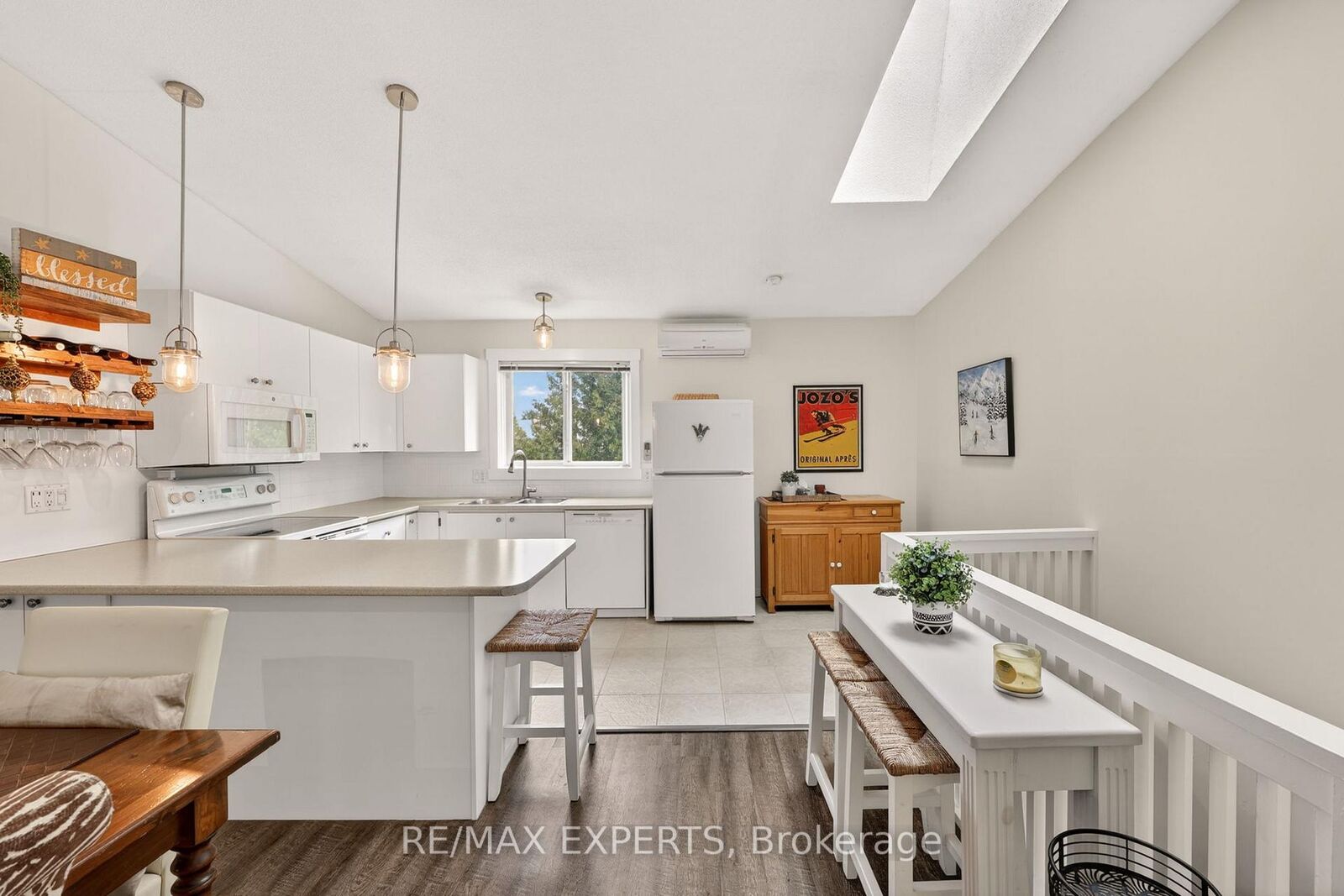 Property Photo: 14 Dawson Drive 416 ON L9Y 5B4