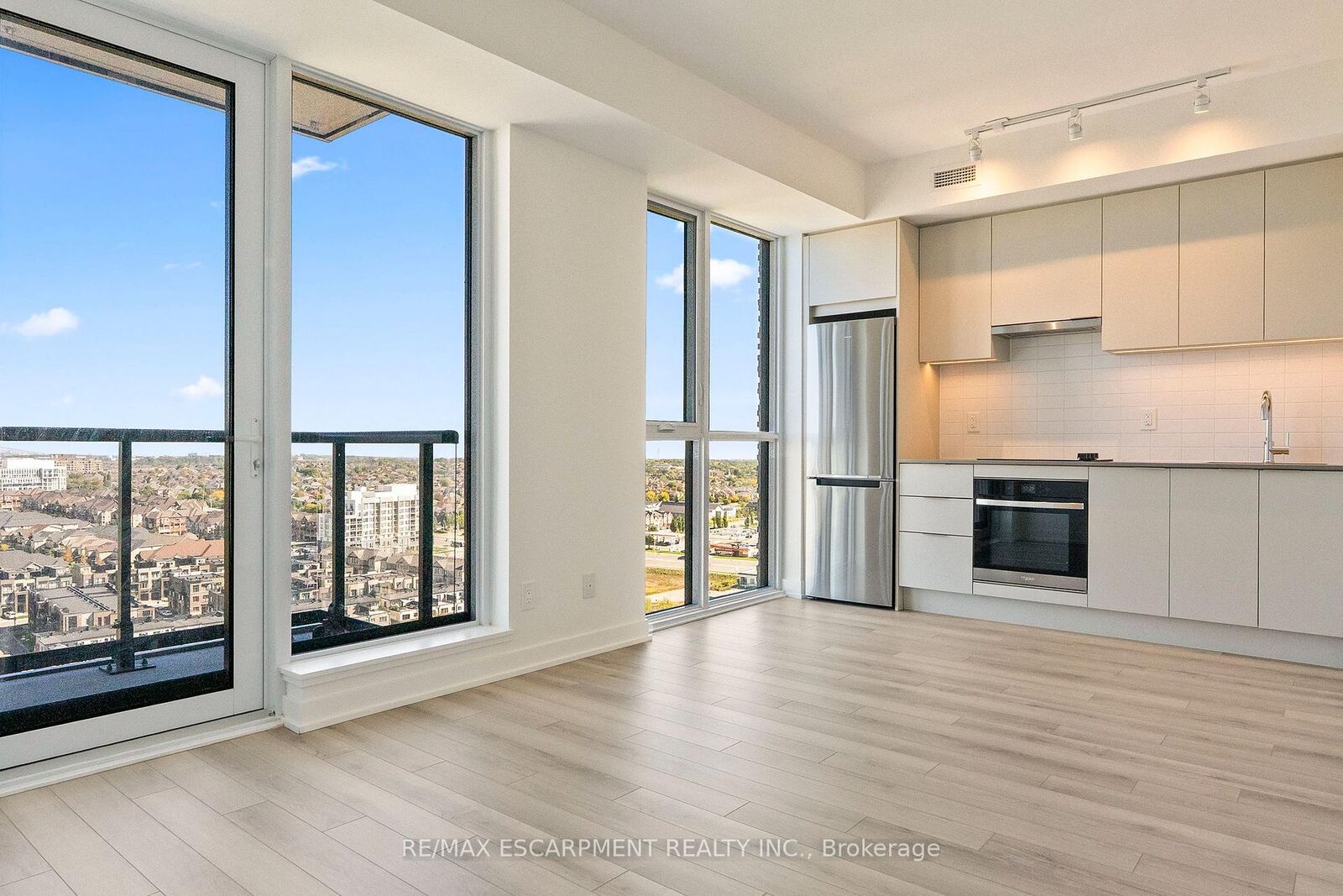 Property Photo:  3079 Trafalgar Road 1808  ON L6H 8C5 
