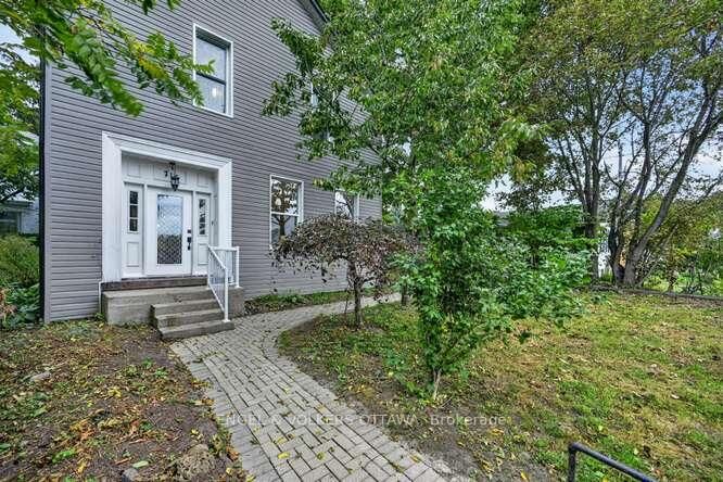 Photo de la propriété: 716 King Street W ON K0E 1T0