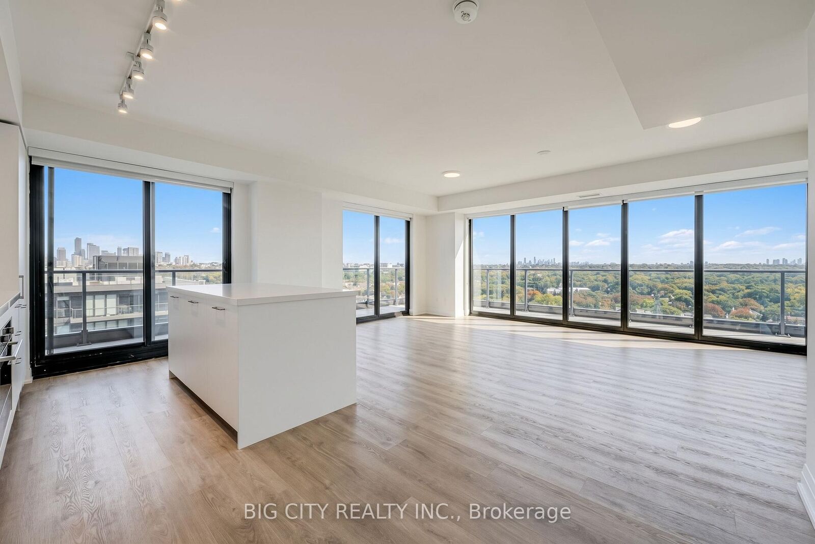 Property Photo:  36 Brentcliffe Road 1305  ON M4G 0E1 