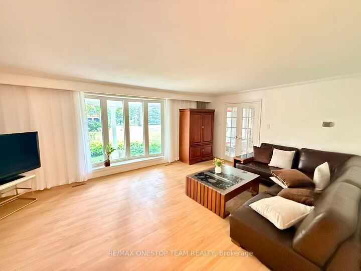 Property Photo:  1220 Clarkson Road N Upper  ON L5J 2W2 