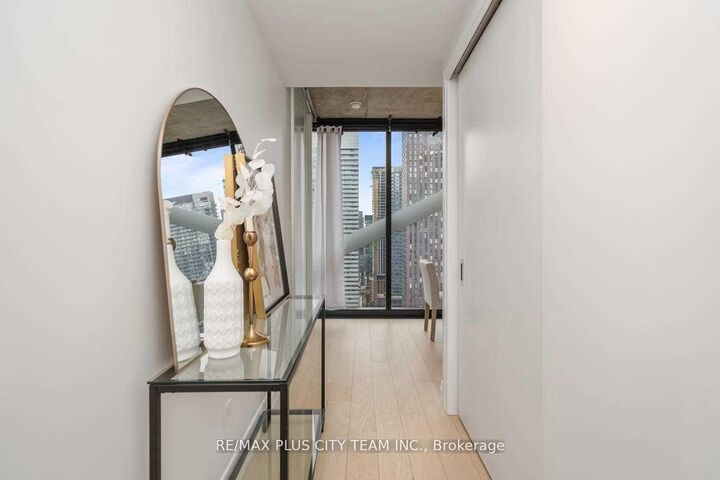 Property Photo: 224 King Street W 2701 ON M5V 1H8