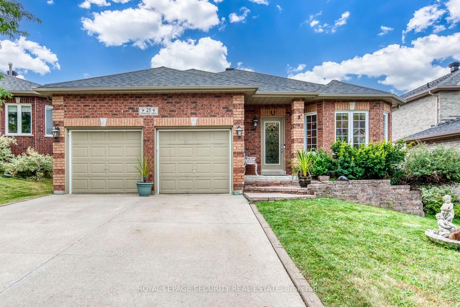 Photo de la propriété: 25 Pinecliff Crescent ON L4N 5V2