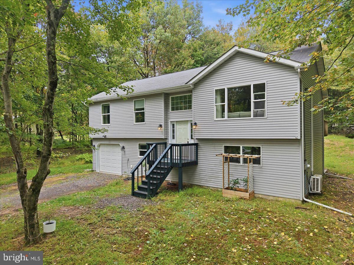 Property Photo:  207 Chippewa Trail  PA 18210 