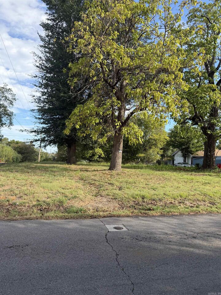 Property Photo:  501 E Center Street  AR 72110 