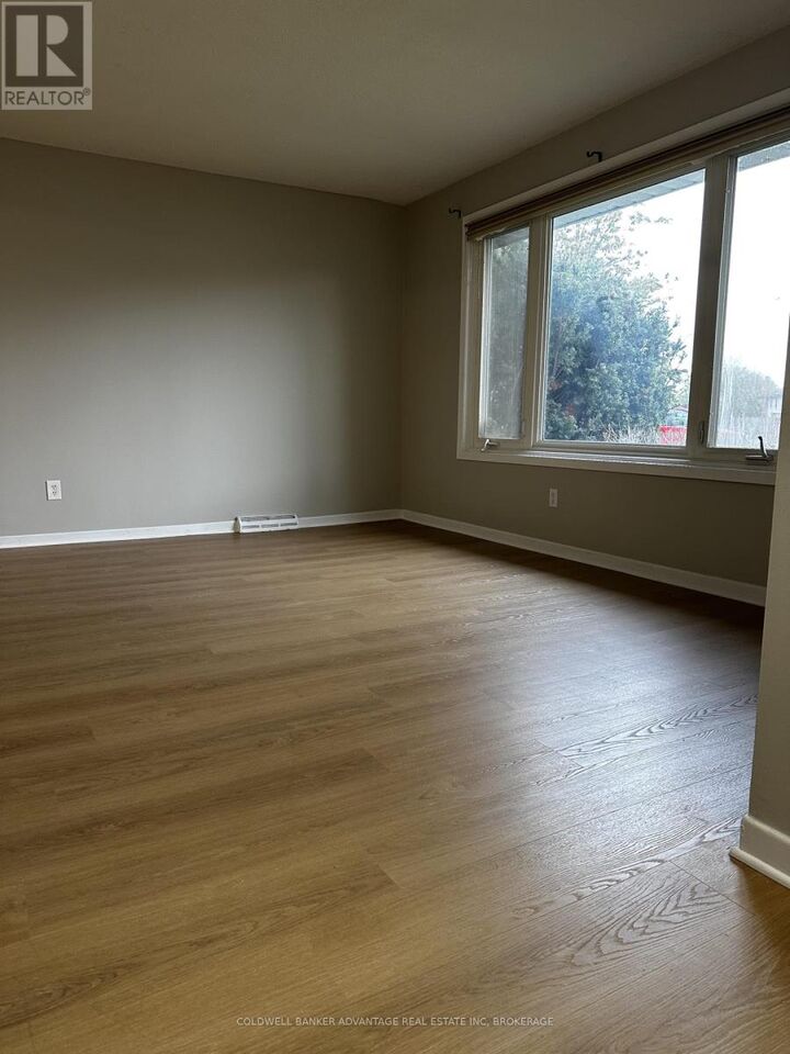 Property Photo:  23 Fairlawn Crescent  ON L3C 5Z2 