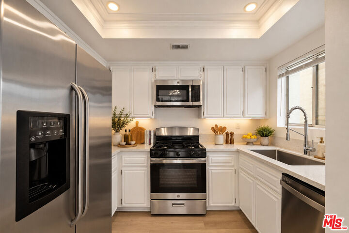 Property Photo:  1136 S Shenandoah St, Unit 201  CA 90035 
