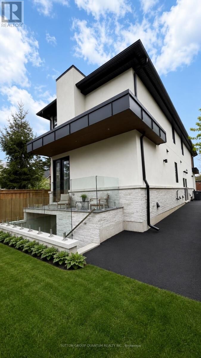 Property Photo:  43 Elmwood Avenue North #4  ON L5G 3K1 