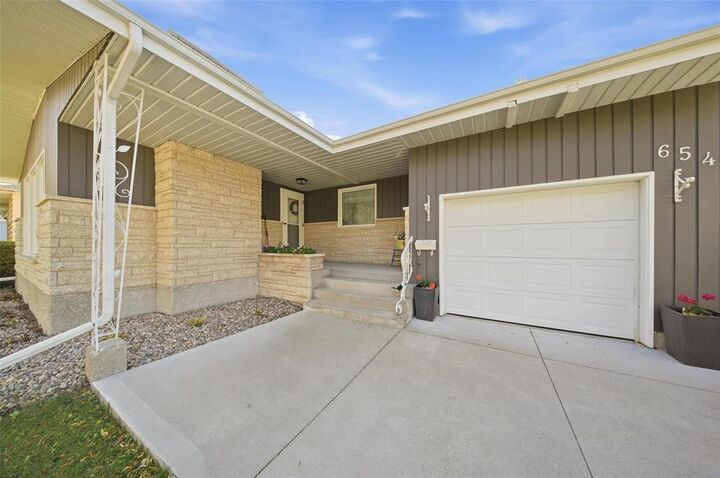 Property Photo:  654 Roberta Avenue  MB R2K 0L1 