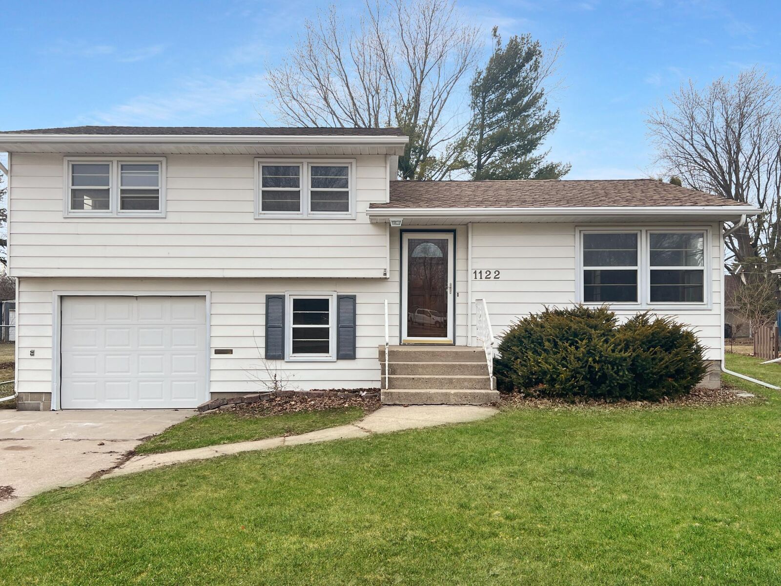 Property Photo:  1122 S State Street  MN 56031 