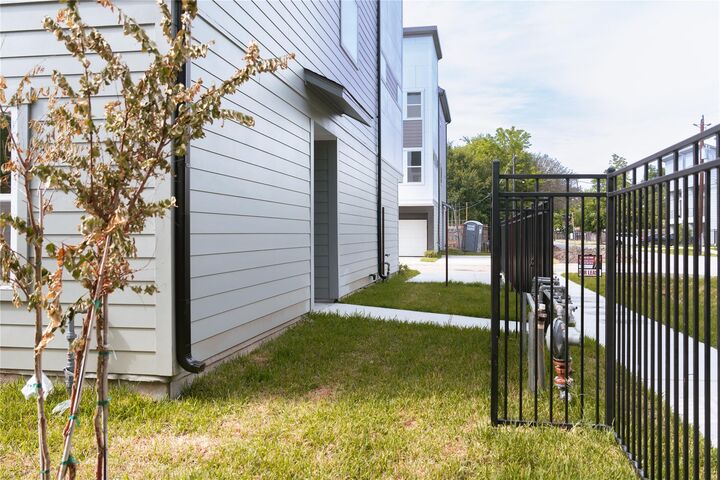 Property Photo: 6728 Peerless Street E TX 77021