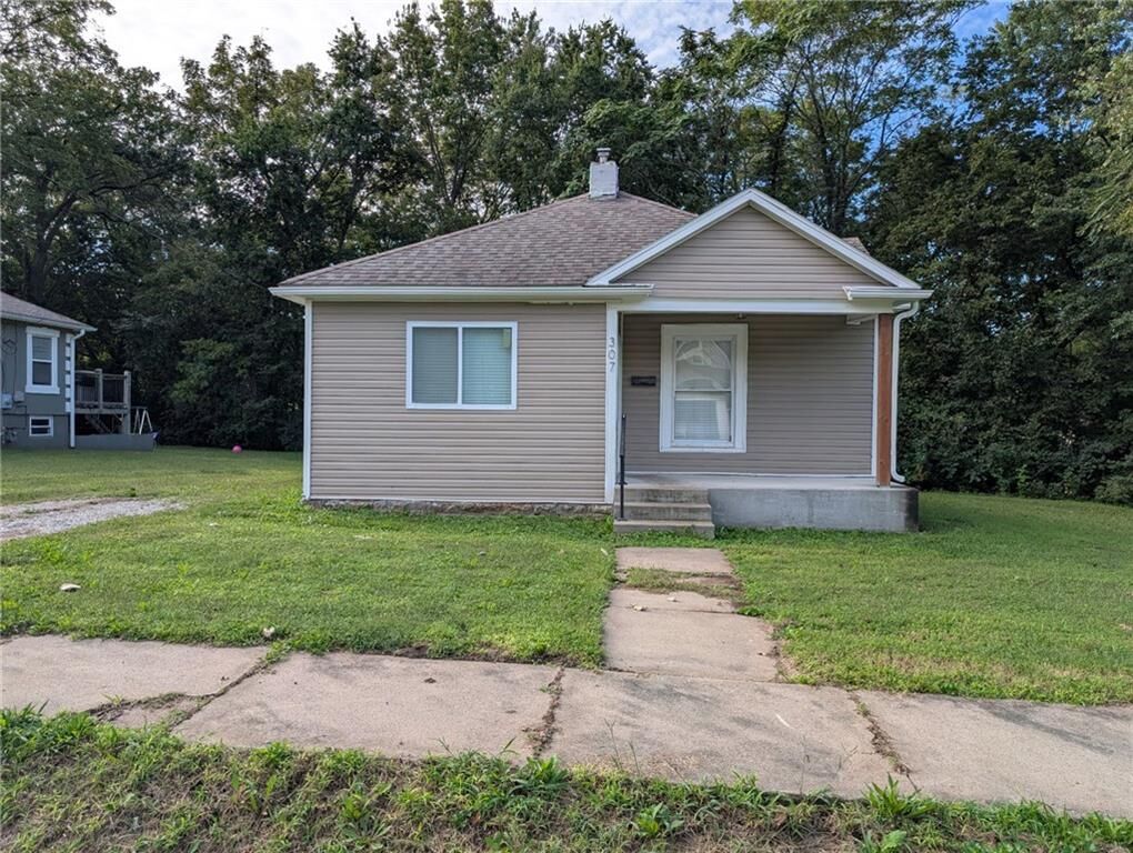 Property Photo: 307 E Black Diamond Street MO 64085