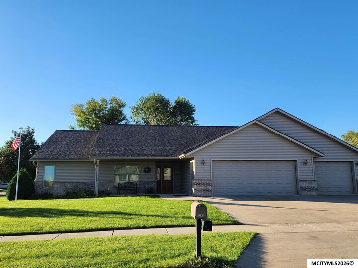 Property Photo: 3399 Saratoga Ct IA 50401