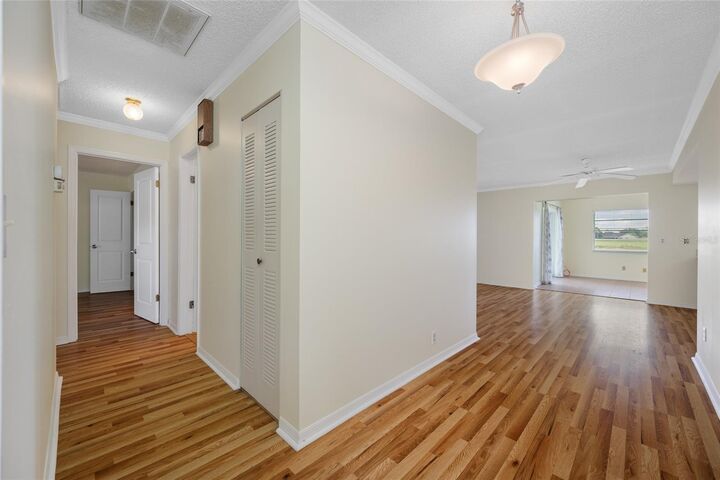 Property Photo:  2020 Hullhouse Drive  FL 33573 