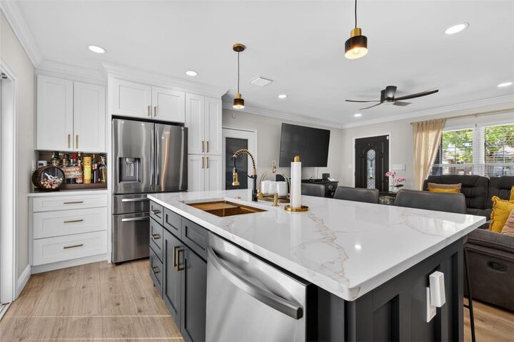 Property Photo: 4420 Pompano Drive SE FL 33705