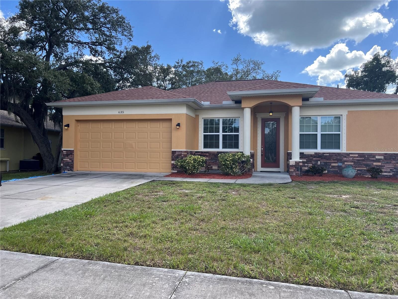 Property Photo:  635 Kenneth Way  FL 34689 