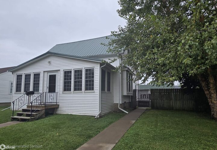 Property Photo:  809 Hedge Avenue  IA 52601 