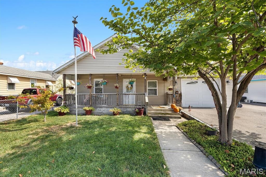 Property Photo:  1742 Poplar Street  IL 62040 