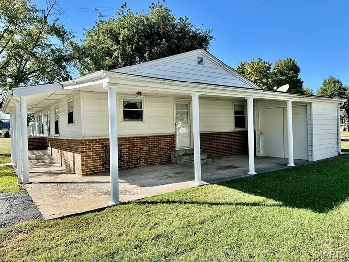 Property Photo:  606 E Plum Street  IL 62272 